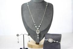 Parure collier, bracelet et boucles d’oreilles argentés – gouttes d’eau blanches / Set van ketting, armband en oorbellen – witte druppels / Necklace, bracelet and earrings set – white water drop style