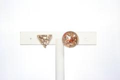 Puces d'oreilles dépareillées dorées – triangle et rond moderne / Asymmetrische gouden oorbellen – driehoek en cirkel / Asymmetrical golden studs – triangle and circle
