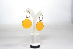 Boucles d'oreilles dorées vitrail orange – effet lumineux / Gouden oorbellen met oranje glas – lichteffect / Gold earrings with orange stained glass – luminous effect