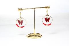 Créoles dorées avec papillon rouge – style romantique / Gouden creolen met rode vlinder – romantische stijl / Gold hoop earrings with red butterfly – romantic style