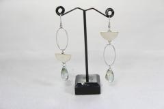 Boucles d'oreilles argentées asymétriques en forme de goutte / Asymmetrische zilveren oorbellen in druppelvorm / Asymmetrical silver drop-shaped earrings