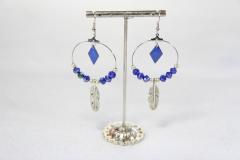 Créoles argentées plume et perle bleue – esprit bohème / Zilveren creolen met blauwe veer en parel – boho-stijl / Silver hoops with blue feather and pearl – boho style