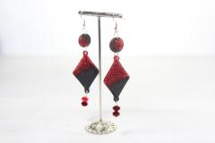 Boucles d'oreilles losange rouges et noires – style audacieux / Rode en zwarte ruitvormige oorbellen – gedurfde stijl / Red and black diamond-shaped earrings – bold style