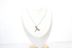 Collier argenté fin avec pendentif libellule / Fijne zilverkleurige ketting met libelbedeltje / Fine silver-colored necklace with dragonfly pendant