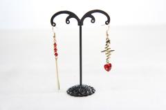 Boucles d'oreilles dorées asymétriques avec cœur et perle rouge / Gouden asymmetrische oorbellen met hartje en rode parel / Asymmetrical gold earrings with heart and red bead