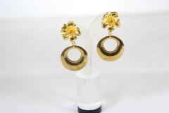 Clous d'oreilles dorés en forme de fleur – chic et délicat / Gouden oorstekers in bloemvorm – chic en verfijnd / Gold flower-shaped stud earrings – chic and delicate