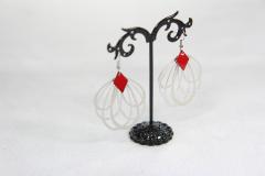 Boucles d'oreilles argentées fleur avec sequins rouges / Zilverkleurige bloemoorbellen met rode pailletten / Silver flower earrings with red sequins