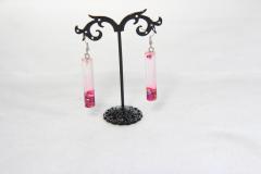 Boucles d'oreilles argentées avec cylindre et cœur rose / Zilverkleurige oorbellen met cilinder en roze hartje / Silver earrings with cylinder and pink heart