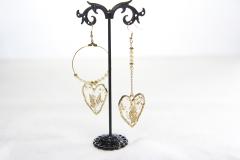 Boucles d'oreilles dorées asymétriques cœur et perle nacrée – design audacieux et romantique / Asymmetrische gouden oorbellen met hart en parel – gedurfd en romantisch ontwerp / Asymmetric gold earrings with heart and pearl – bold and romantic design