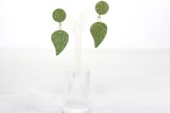 Boucles d’oreilles artisanales forme feuille, vert pailleté – look naturel et élégant / Handmade glittery green leaf earrings – natural and elegant look / Handgemaakte groene glinsterende oorbellen in bladvorm – natuurlijke en elegante uitstraling