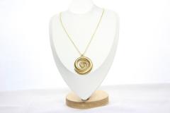 Collier doré motif spirale – bijou bohème et artisanal / Gold spiral necklace – bohemian and handmade jewelry / Gouden spiraalhanger – boho en handgemaakt juweel