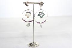 Créoles argentées avec perle mauve – bijou floral fait main / Silver hoop earrings with mauve pearl – handmade floral jewelry / Zilveren creolen met paarse parel – handgemaakt bloemendesign