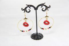 Créoles dorées avec perles rouges et noires – bijou audacieux et fait main / Gold hoop earrings with red and black pearls – bold handmade jewelry / Gouden creolen met rode en zwarte parels – gedurfd handgemaakt juweel
