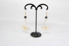 Boucles d’oreilles dorées feuille de gingko – délicatesse artisanale inspirée de la nature / Gold ginkgo leaf earrings – delicate handmade nature-inspired jewelry / Gouden oorbellen met gingkoblad – delicate, natuur geïnspireerde creatie