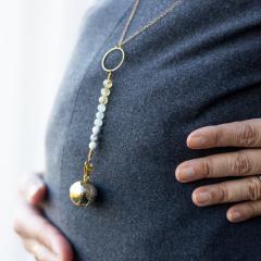 Bola de grossesse artisanal "En puissance & abondance", pendentif protecteur avec pierres de courage et énergie positive, bijou maternité à offrir pour baby shower / Handgemaakte zwangerschapsbola "Kracht & overvloed", beschermende hanger met stenen voor moed en positieve energie, ideaal cadeau voor babyshower / Handmade pregnancy bola "Strength & abundance", protective maternity pendant with stones of courage and positive energy, perfect baby shower gift
