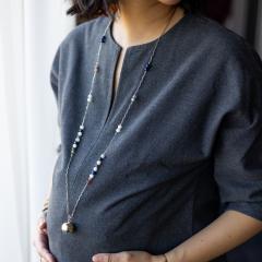 Collier bola de maternité artisanal "Équilibre & douceur", bijou sonore pour apaiser bébé, pierres naturelles protectrices, cadeau tendre de grossesse / Handgemaakt zwangerschapscollier "Balans & zachtheid", rustgevend juweel met beschermende stenen en zachte klank voor baby, betekenisvol geschenk / Handmade maternity bola necklace "Balance & gentleness", soothing jewelry with natural protective stones and soft chime for baby, meaningful pregnancy gift