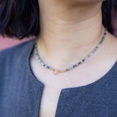 Collier artisanal en agate mousse et gold filled 14K, bijou de maternité élégant apportant ancrage et protection douce, cadeau précieux pour future maman / Handgemaakte ketting van mosagaat en 14K gold filled, elegant zwangerschapsjuweel dat rust en bescherming geeft, waardevol cadeau voor mama / Handmade moss agate necklace in 14K gold filled, elegant maternity jewelry offering grounding and gentle protection, precious gift for mom-to-be