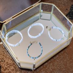 Coffret de bracelets artisanaux en quartz rose et cristal de roche, bijoux de maternité symboliques favorisant confiance, amour et équilibre émotionnel / Cadeauset met handgemaakte armbanden van rozenkwarts en bergkristal, betekenisvolle sieraden die vertrouwen, liefde en emotioneel evenwicht bevorderen / Gift set with handmade bracelets in rose quartz and rock crystal, symbolic maternity jewelry fostering confidence, love and emotional balance