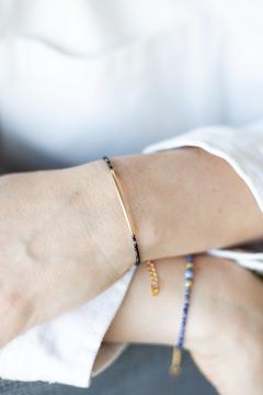 Bracelet artisanal Let’s Goa en agate noire & tube gold filled, bijou raffiné d’ancrage puissant et équilibre émotionnel, cadeau bien-être unique / Handgemaakte armband Let’s Goa met zwarte agaat & gold filled buisje, verfijnd juweel voor sterke aarding en emotioneel evenwicht, uniek geschenk / Handmade Let’s Goa bracelet with black agate & gold filled tube, refined jewel for grounding and emotional balance, unique wellness gift