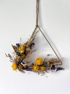 Couronne murale fleurs séchées et structure métal doré – déco bohème élégante / Muurkrans met droogbloemen op gouden metalen frame – boho chic / Boho dried flower wall wreath on gold metal hoop – rustic chic style