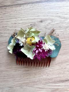 Peigne fleuri multicolore – fleurs séchées et structure en résine colorée / Bloemenkam met gedroogde bloemen in kleurrijk design / Multicolor floral hair comb – dried flowers & resin base