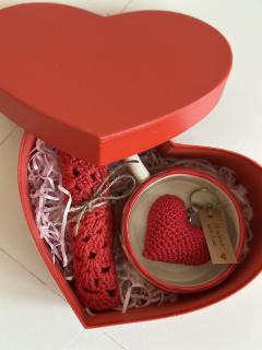 Coffret cadeau artisanal – tasse en céramique et accessoires crochet rouge, création Les créations de Menounouche, cadeau original, chaleureux et fait main / Handgemaakt geschenkset – keramische mok en gehaakte accessoires, origineel en duurzaam cadeau / Handmade gift set – ceramic mug with crochet accessories by Les créations de Menounouche, artisanal eco-friendly gift