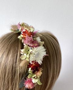Serre-tête fleuri fait main, accessoire élégant pour cheveux / Handgemaakt bloemenhoofdbandje – elegante haaraccessoire / Handmade floral headband – elegant hair accessory
