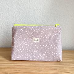 Foto van het artikel Grote driehoekige toilettas – elegant en praktisch lila met stippen / fluogeel rits