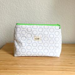 Foto van het artikel Grote driehoekige toilettas – elegant en praktisch blauwe cirkels / fluogroen rits