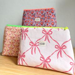 Grande trousse de toilette artisanale triangle – tissu cousu main avec nœuds roses, élégante, pratique et écoresponsable / Handgemaakte driehoekige toilettas met roze strikjes – stijlvol en praktisch / Handmade triangular toiletry bag with pink bows – eco-friendly fabric pouch, artisanal design