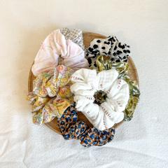 Ensemble de chouchous cousus main – accessoires cheveux en tissu upcyclé, créations artisanales colorées et tendance / Handgemaakte scrunchies – accessoires van upcycling stof, kleurrijk en origineel / Handmade scrunchies – colorful hair accessories, sustainable upcycled fabric
