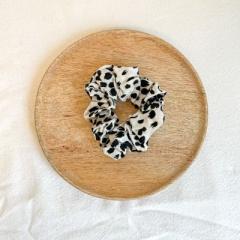 Foto van het artikel ZEBRA – Handgemaakte scrunchie – stijlvolle en kleurrijke upcycling