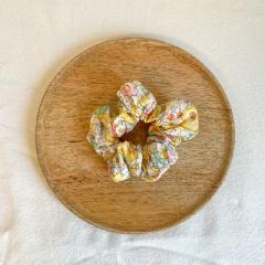 Foto van het artikel VINTAGE BLOEMEN – Handgemaakte scrunchie – stijlvolle en kleurrijke upcycling