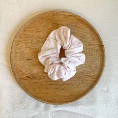 Foto van het artikel ROZE KONIJN – Handgemaakte scrunchie – stijlvolle en kleurrijke upcycling