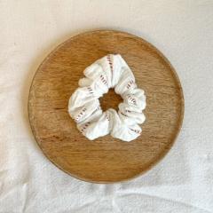 Foto van het artikel DUBBEL GAAS WIT ROZE STREPEN – Handgemaakte scrunchie – stijlvolle en kleurrijke upcycling