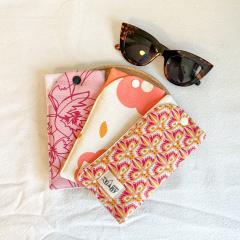 Étui à lunettes cousu main en tissu recyclé – accessoire artisanal unique aux motifs colorés, protège vos lunettes avec style et durabilité / Handgemaakt brillenetui van gerecycleerde stof – uniek en duurzaam / Handmade glasses case in recycled fabric – eco-friendly, colorful and protective