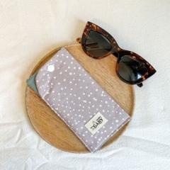 Foto van het artikel LILA MET STIPPEN – Handgemaakt brillenetui – gerecycleerde stof & unieke motieven