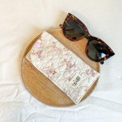 Foto van het artikel GEQUILEERD BABY ROZE – Handgemaakt brillenetui – gerecycleerde stof & unieke motieven