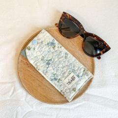 Foto van het artikel GEQUILEERD BABY BLAUW – Handgemaakt brillenetui – gerecycleerde stof & unieke motieven