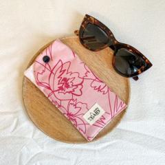 Foto van het artikel ONE LINE FLOWER – Handgemaakt brillenetui – gerecycleerde stof & unieke motieven