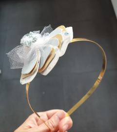 Diadème blanc délicat en fleur de papier et tulle / Witte droomdiadeem met papieren bloem en tule / White dream headband with paper flower and tulle