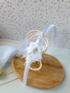 Diadème blanc en rotin, tissu et perles pour princesse / Witte diadeem met rotan, stof en parels voor een prinses / White diadem with rattan, fabric and pearls for a princess