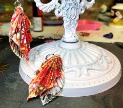 Boucles d’oreilles origami artisanales, papier coloré verni et montures inoxydables, bijoux uniques inspirés de l’Asie, élégants et légers / Origami oorbellen, handgemaakt met gelakt papier en inox haken, unieke en lichte sieraden geïnspireerd door Azië / Handmade origami earrings, colorful lacquered paper with stainless hooks, unique lightweight jewelry inspired by Asia