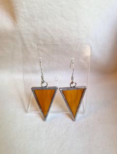 Boucles d’oreilles en vitrail ambre miel – forme triangle, légèreté artisanale / Driehoekige glasoorbellen in honing amber – licht en handgemaakt / Triangle honey-amber stained-glass earrings – handmade & airy
