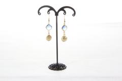 Boucles longues dorées et connecteur bleu – élégant et original / Lange gouden oorbellen met blauwe verbinding – origineel design / Long gold earrings with blue connector – unique minimalist piece