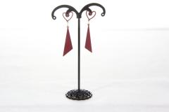 Clous forme cœur rouge triangulaire – bijou pop et romantique / Driehoekige rode hartoorstekers – pop en lief / Triangle red heart stud earrings – romantic & edgy