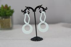 Boucles métal blanc – design épuré, style contemporain / Witte metalen oorbellen – strak en modern / White metal earrings – sleek & contemporary style