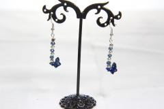 Boucles pendantes papillon bleu argenté – légèreté poétique / Zilveren vlinderoorbellen in blauw – luchtig en poëtisch / Blue butterfly silver earrings – light and romantic
