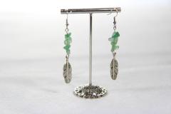 Boucles plumes et perles d’aventurine – élégance naturelle / Zilveren oorbellen met veren en aventurijn – natuurlijk en chic / Silver feather earrings with aventurine – nature meets elegance