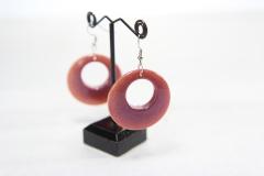 Boucles d’oreilles cercles rose foncé – structure argentée tendance / Donkerroze cirkeloorbellen met zilverkleurige basis – trendy / Dark pink circle earrings with silver hook – bold & fun